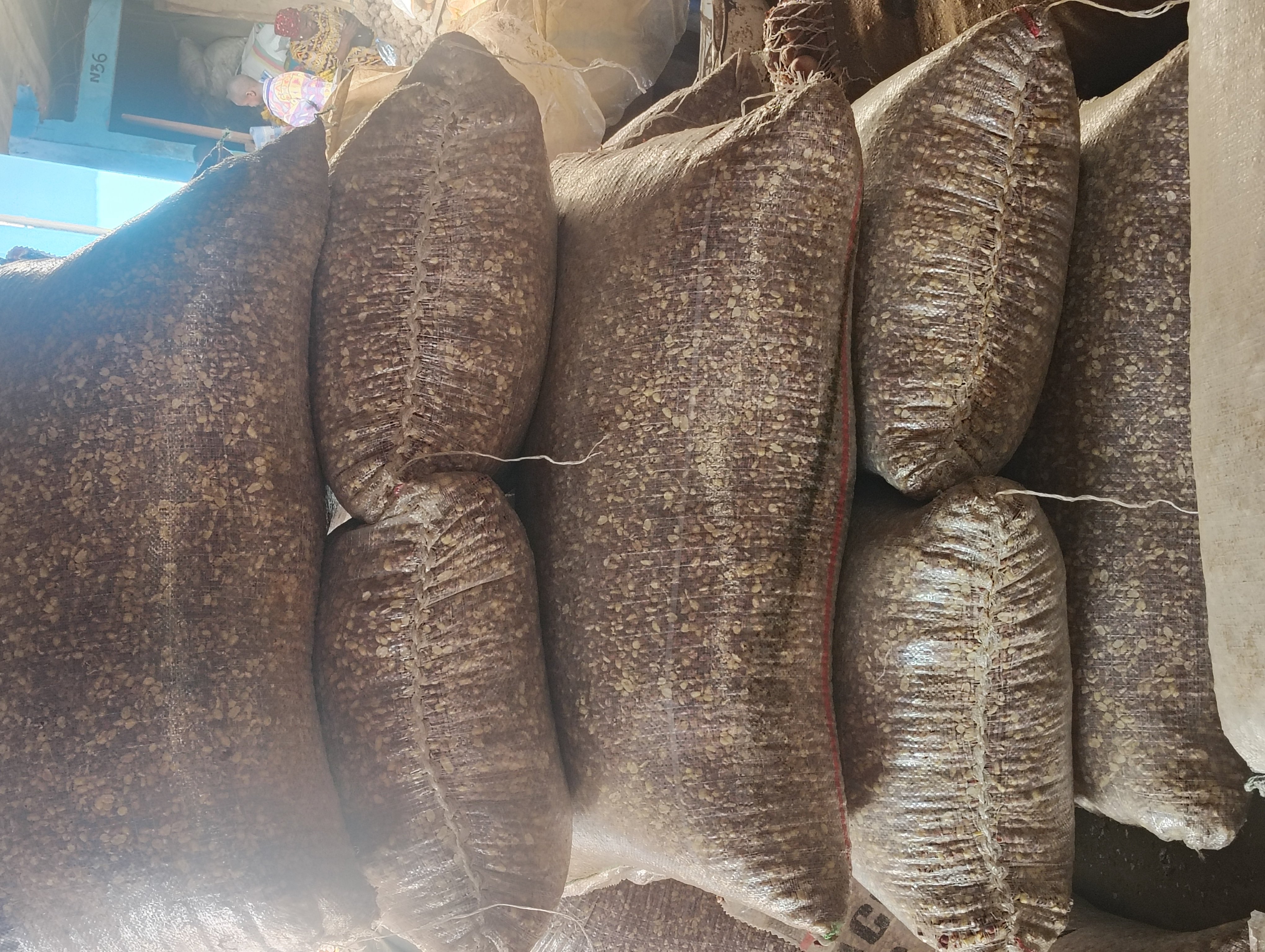 Vivres frais : arachides, oignons, haricots, Mais etc