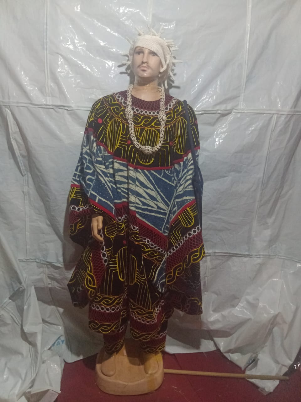 Tenue traditionnelle africaine mixte – Élégance culturelle & prestige artisanal