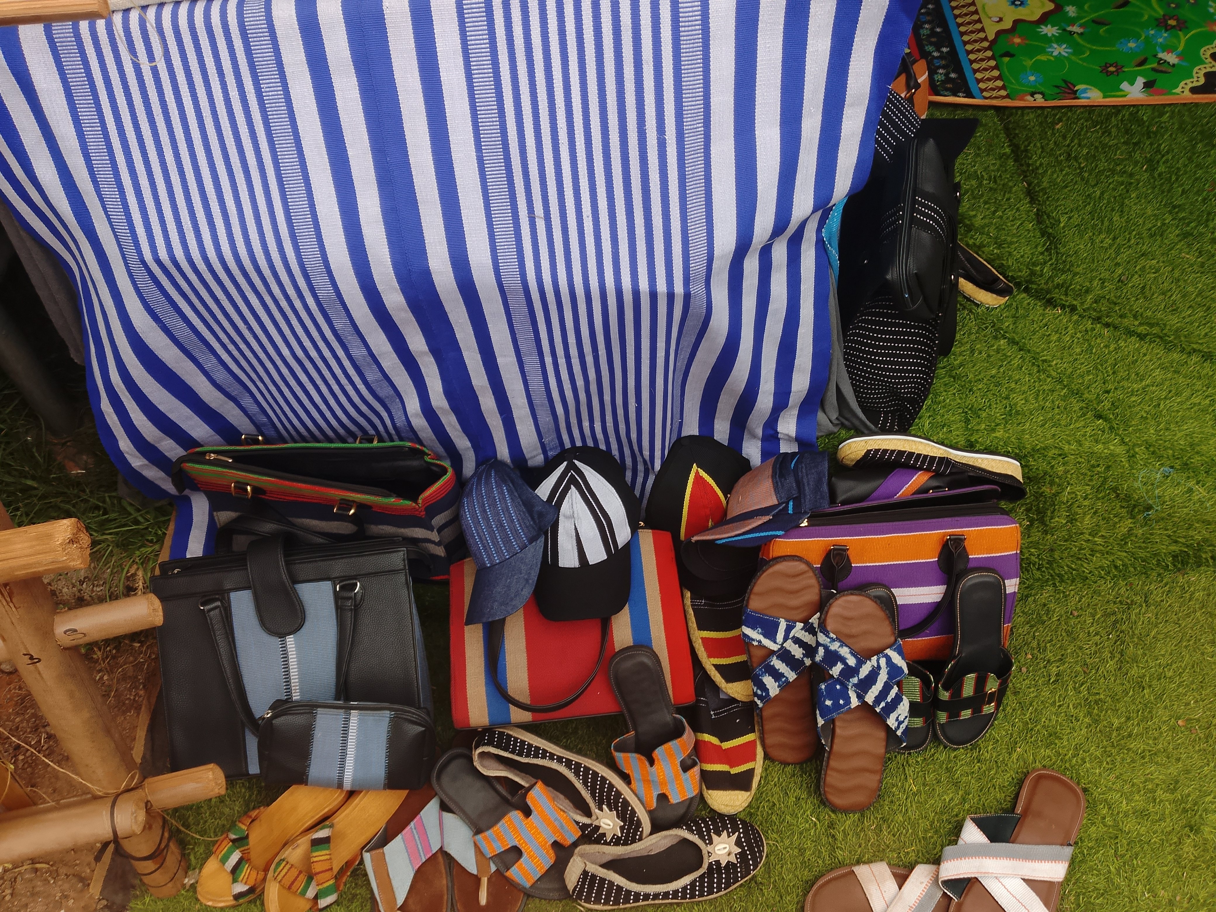 Sac , chapeau, bracelet, pagne , habiles et bien d'autres.
