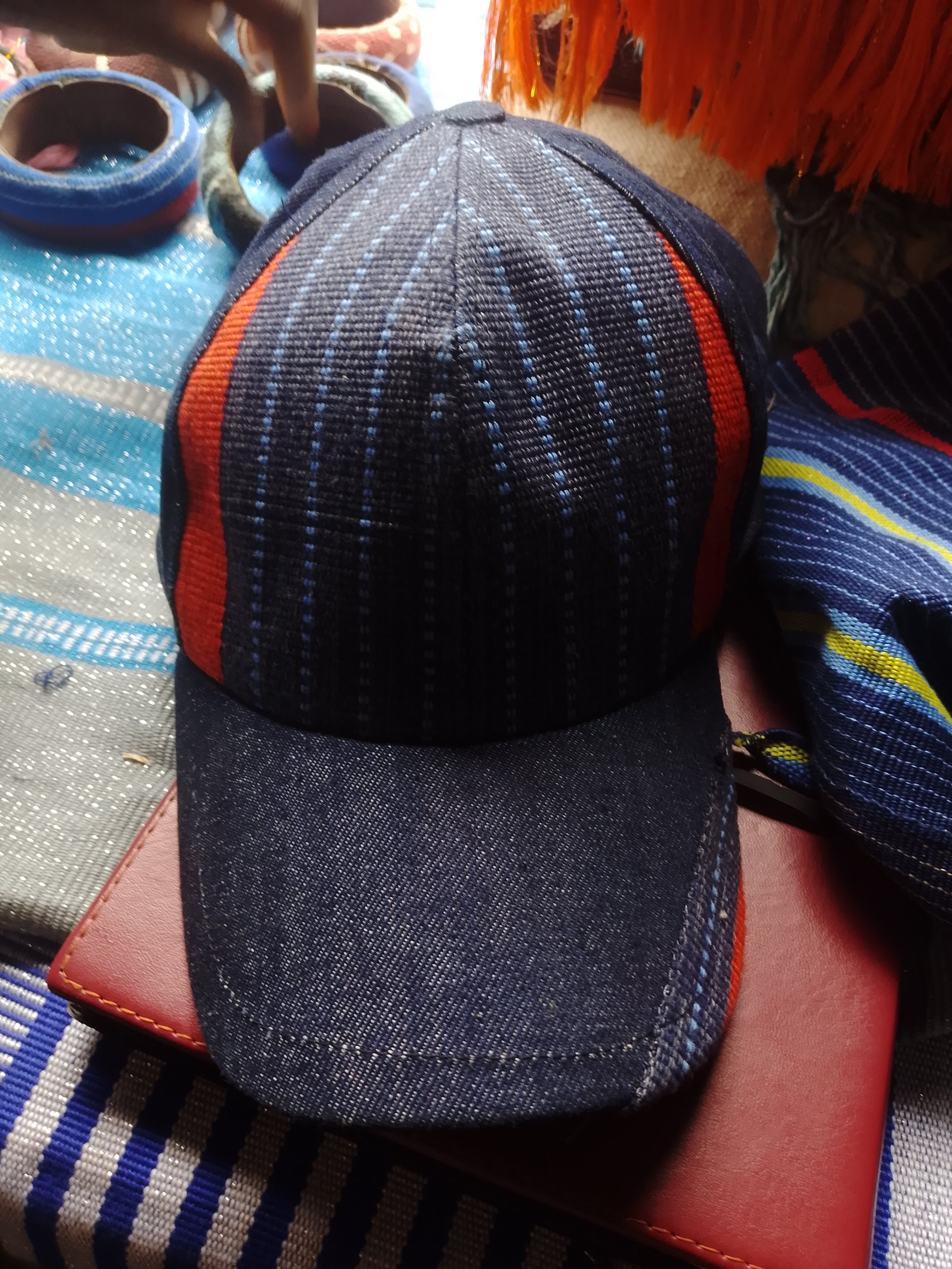Sac , chapeau, bracelet, pagne , habiles et bien d'autres.