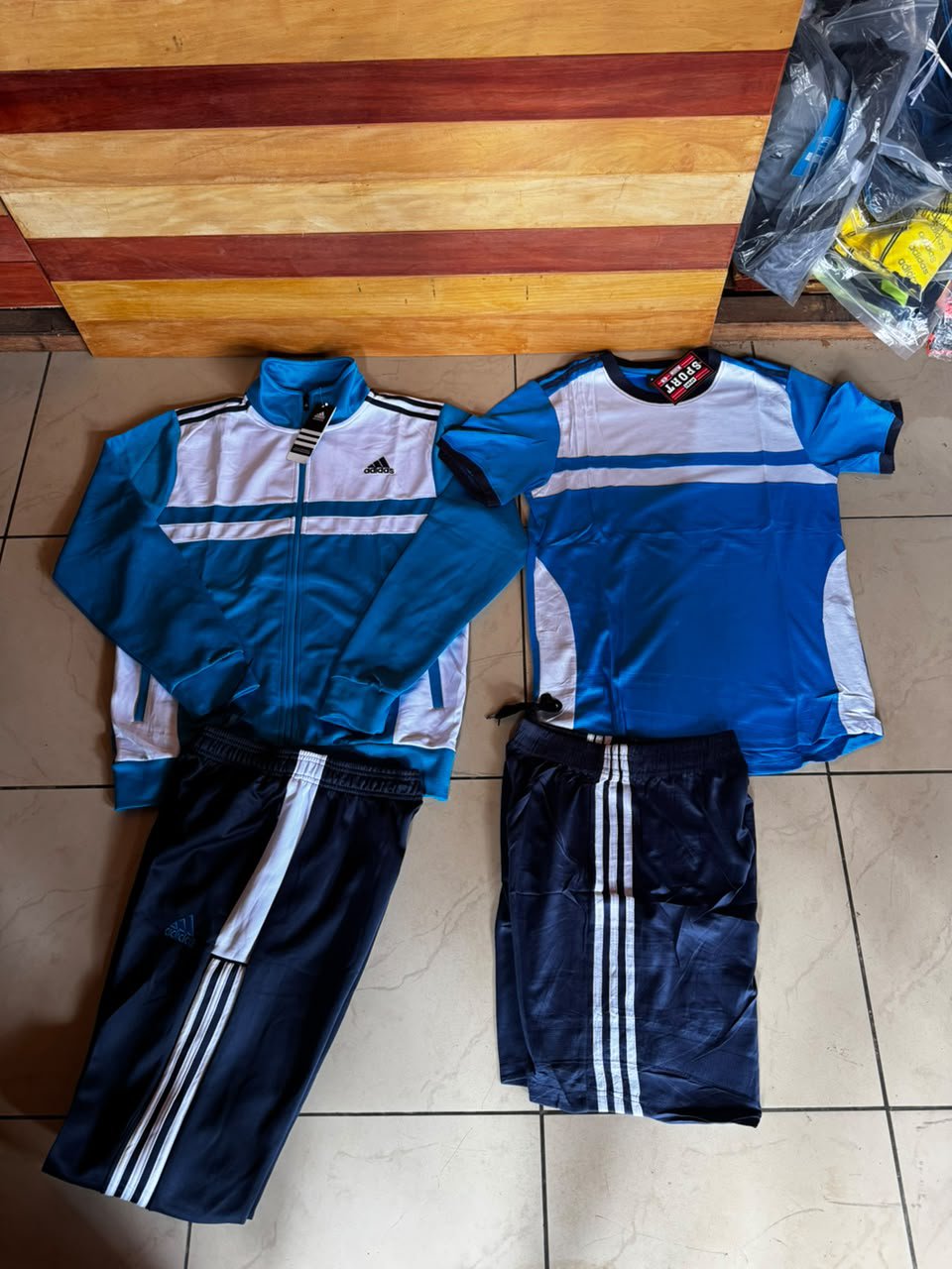 Vente de Godasses,de maillots,et des ballons.et des joggings,etc
