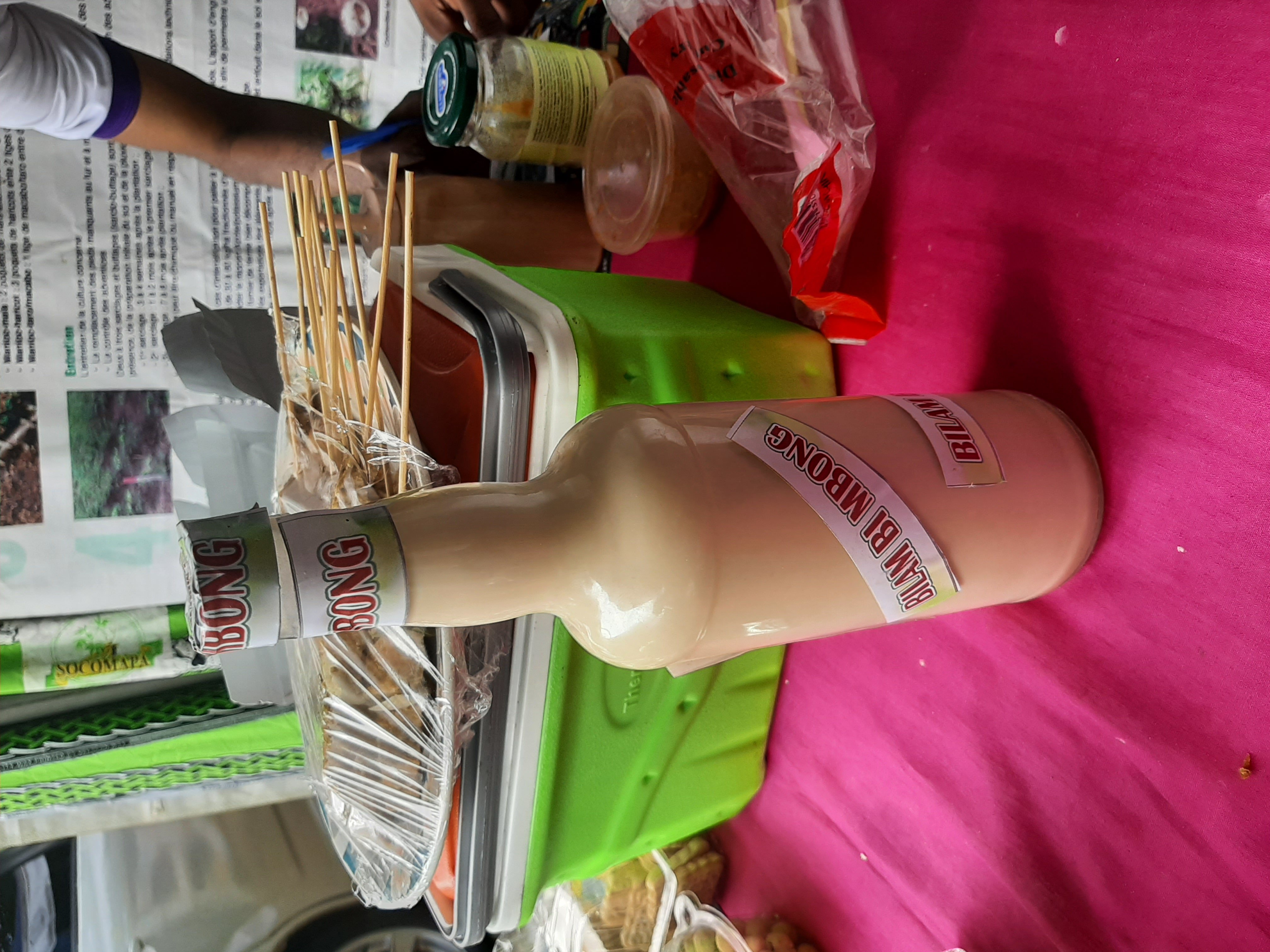 whisky de manioc, bâtons, biscuits ,brochettes de manioc ,farine de manioc