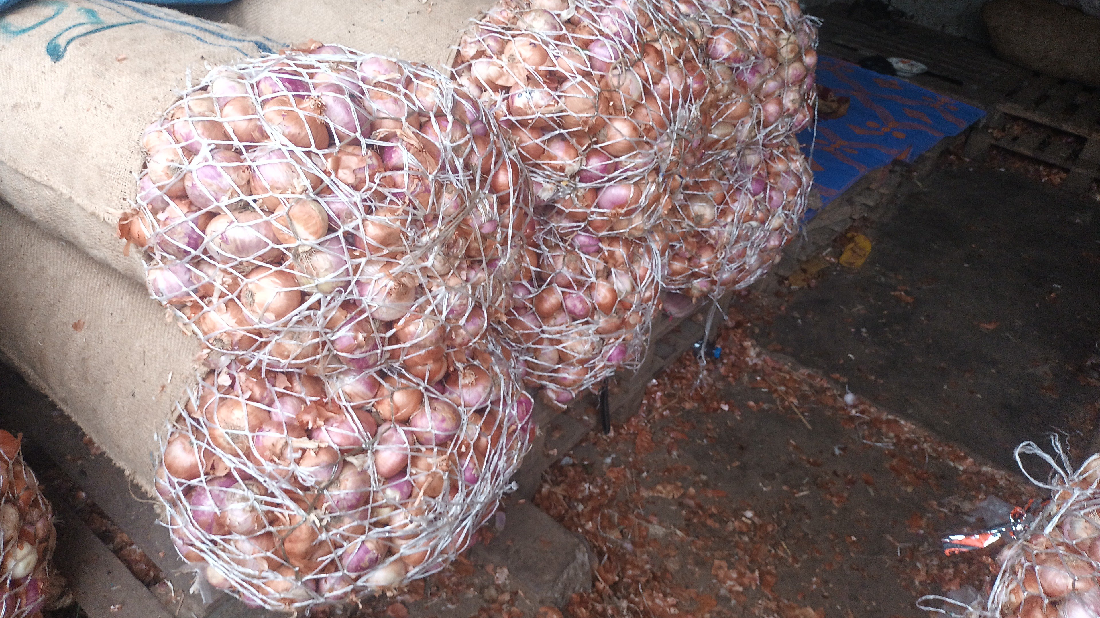 Vivres frais :Arachides. oignons. ail en gros