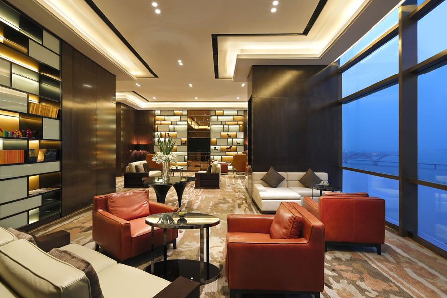 COMFORTABLE LOUNGE FURNITURE