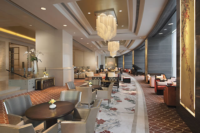 COMFORTABLE LOUNGE FURNITURE