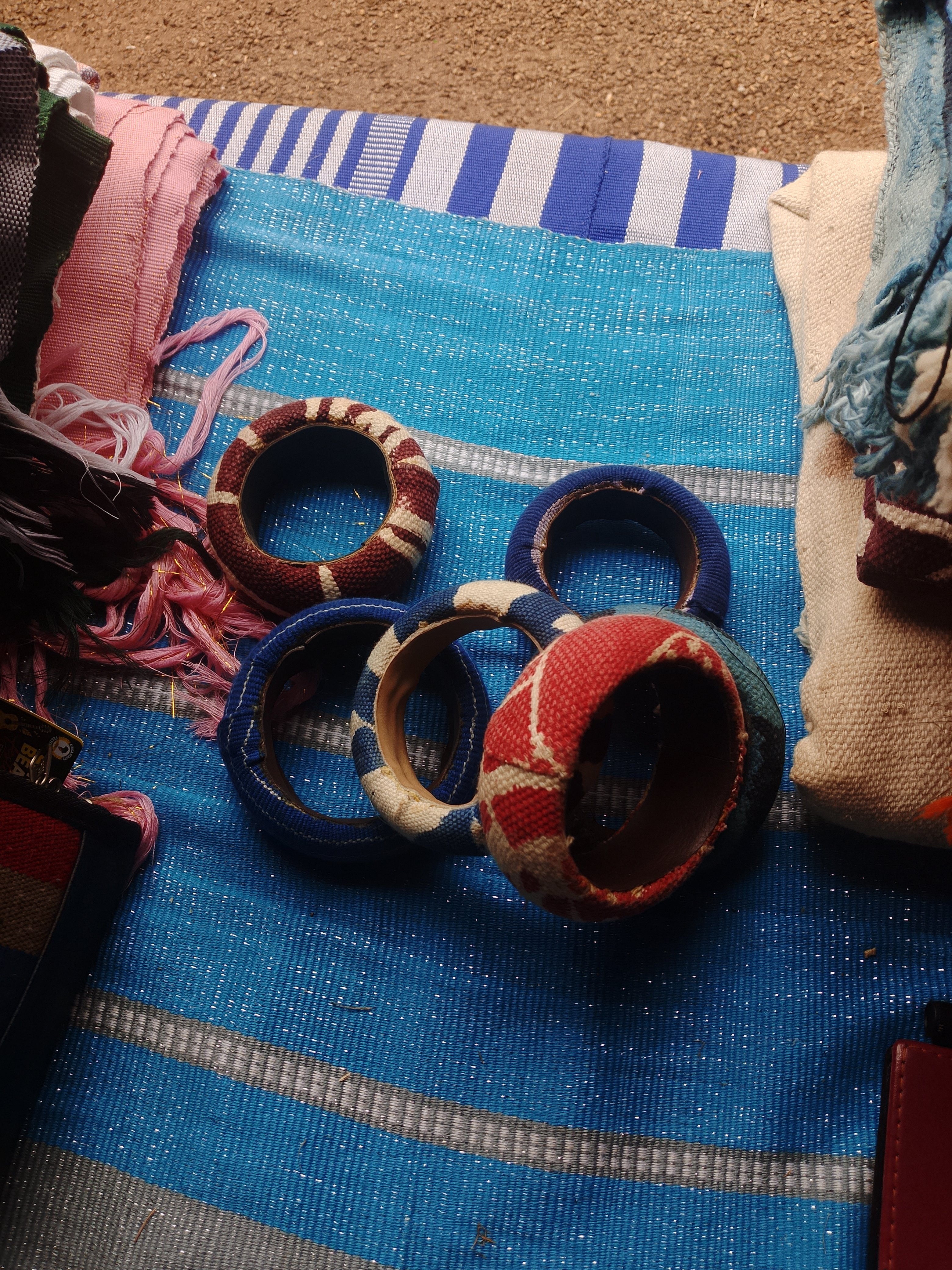 Sac , chapeau, bracelet, pagne , habiles et bien d'autres.