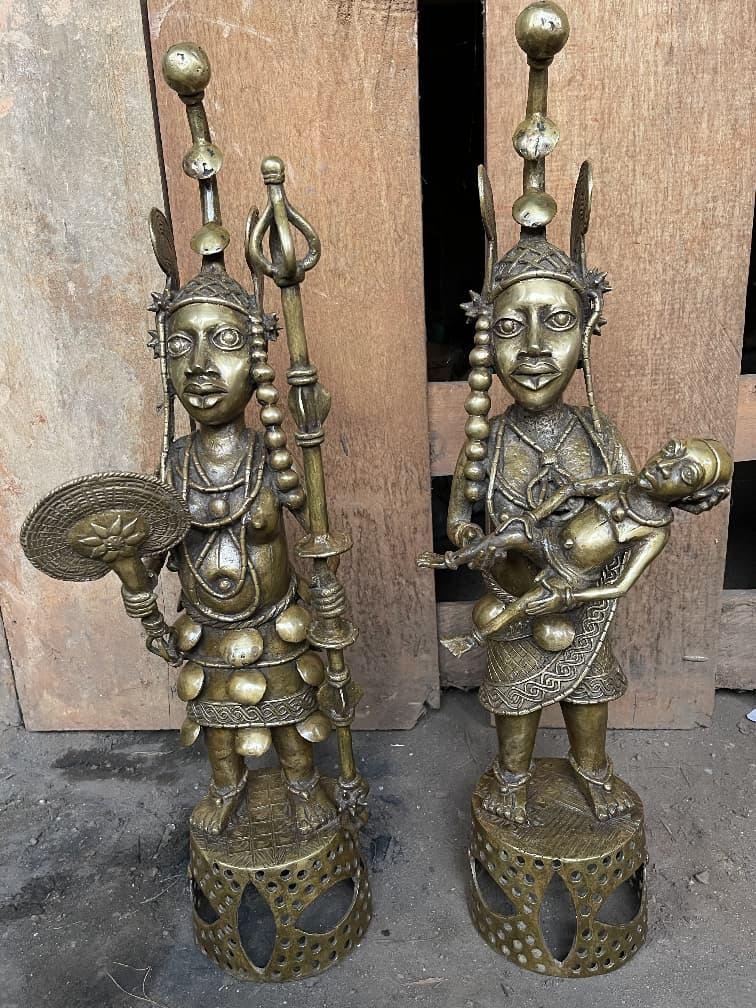 Art du pays=Objets d'arts dans toutes les foy, Chaises royales,,les animaux décoratifs Lions, girafes, Éléphants et biens d'autres selon votre préférence
