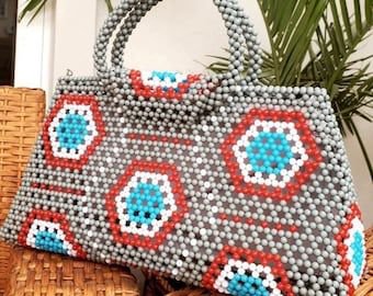 Art,mode et décoration :Le perlage dans toutes ses dimensions :Sacs,vases, chapeaux, bijoux,pots de fleurs