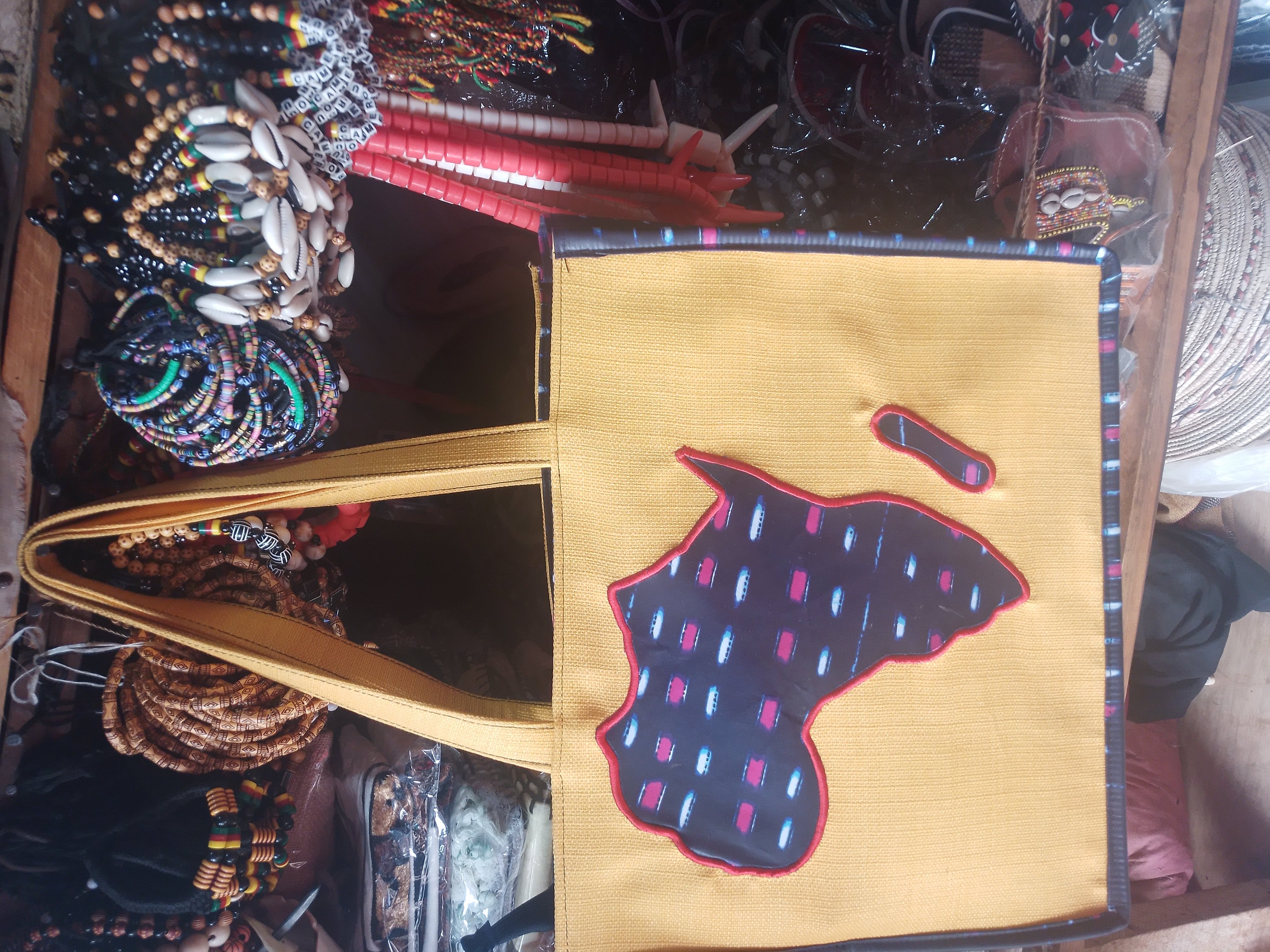 Galerie:Sacs Afritude.gans Afritude. éventails Afritudes.chaussures hommes  et femmes  Afritude. les pierres  naturelles
