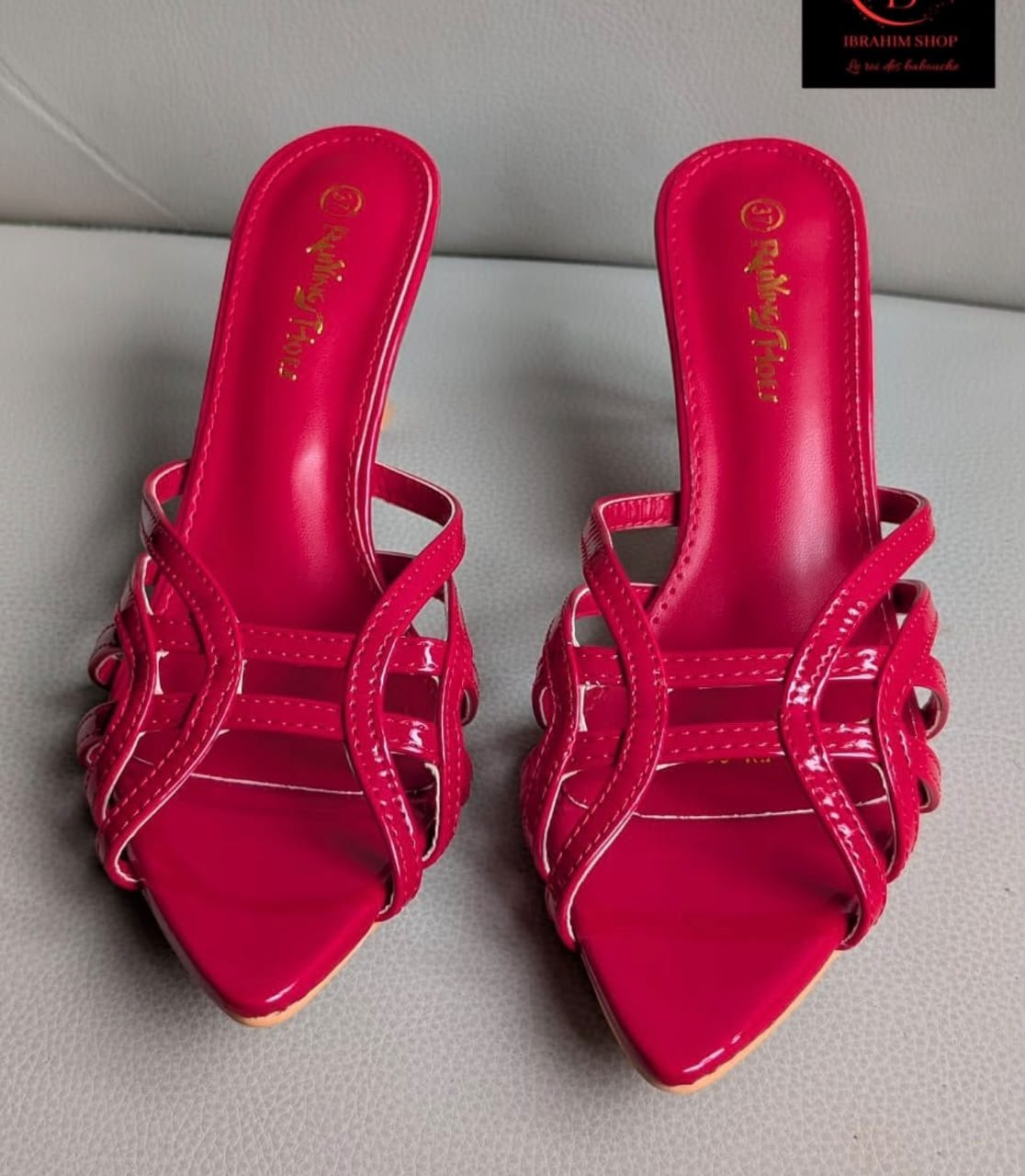 Babouches et talons Femme, vêtements et sacs en mains