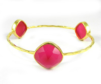 fuchsia chalcedony - gemstone bezel bracelet - 925 sterling silver - Gold plated hammered bangle - IG2511