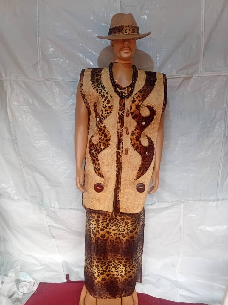 Tenue traditionnelle africaine masculine – Élégance sauvage & prestige artisanal ?